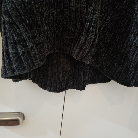 Jachs Girlfriend | New York Black Chenille Sweater Crew Neck High Lo - Picture 3 of 7
